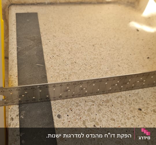 מדידת זווית עם סרגל על משטח בנייה